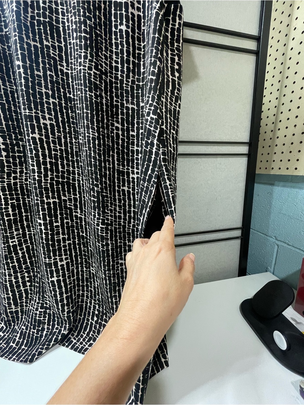 Max Mara Studio Black & White Geometric
Textured Shift Dress - Size M (IT 42) - Picture 4 of 7